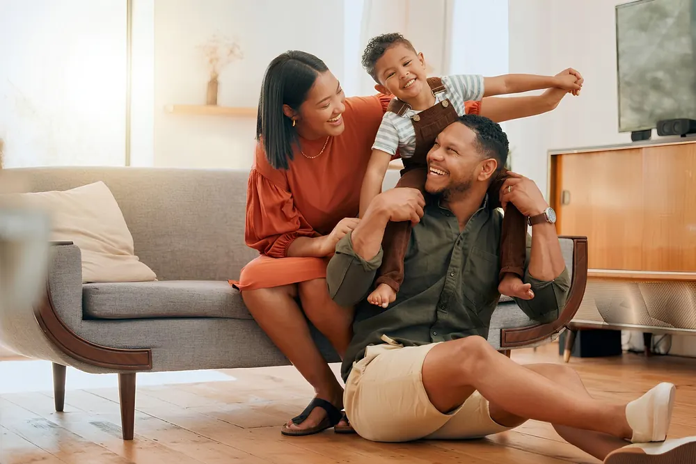 Família feliz atendida pela assinatura